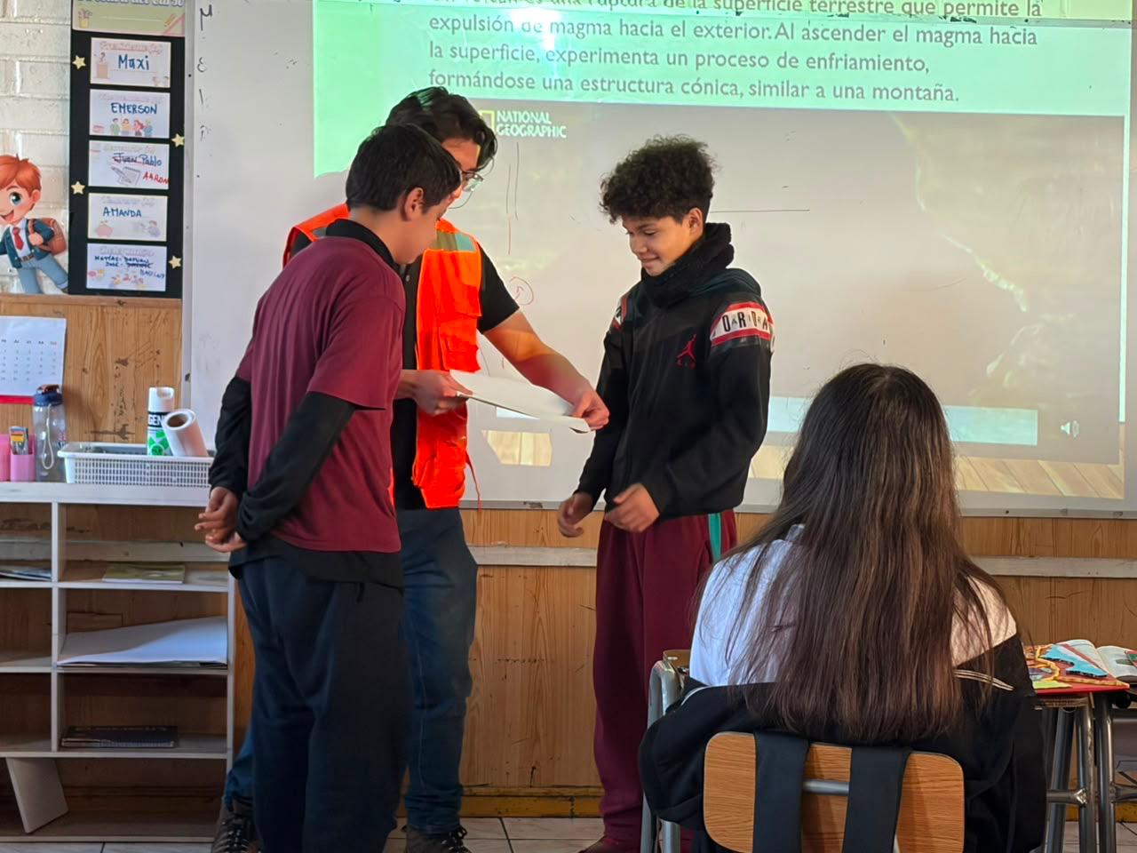¡DE LA UNIVERSIDAD AL AULA! ESTUDIANTE DE GEOLOGÍA DE LA U. DE CHILE DICTA APASIONANTES CHARLAS EN NUESTRO COLEGIO.